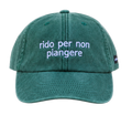 Cappello verde Offmode con la frase "rido per non piangere" ricamata