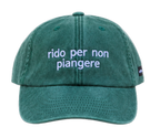 Cappello verde Offmode con la frase "rido per non piangere" ricamata