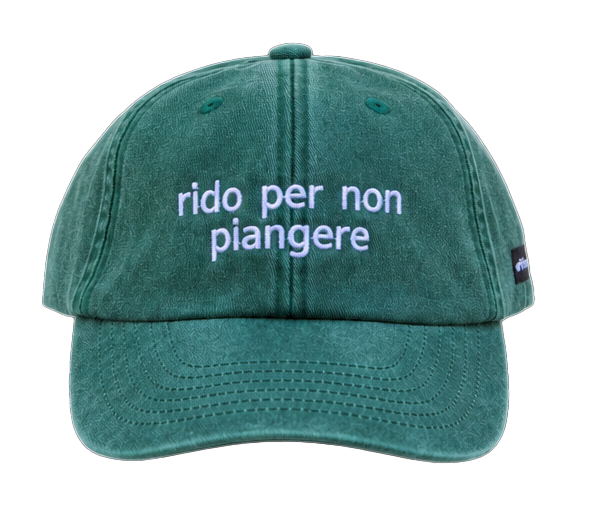 Cappello verde Offmode con la frase "rido per non piangere" ricamata