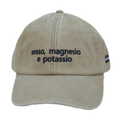 Cappello beige Offmode con la frase "sesso, magnesio e potassio" ricamata