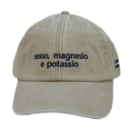 Cappello beige Offmode con la frase "sesso, magnesio e potassio" ricamata
