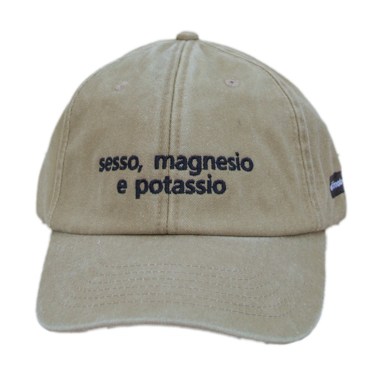 Cappello beige Offmode con la frase "sesso, magnesio e potassio" ricamata