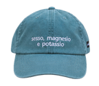 Cappello salvia Offmode con la frase "sesso, magnesio e potassio" ricamata