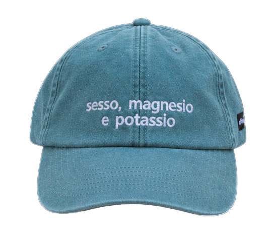 Cappello salvia Offmode con la frase "sesso, magnesio e potassio" ricamata