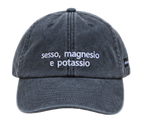 Cappello nero Offmode con la frase "sesso, magnesio e potassio" ricamata