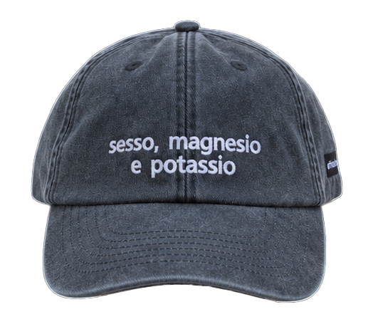 Cappello nero Offmode con la frase "sesso, magnesio e potassio" ricamata