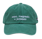Cappello verde Offmode con la frase "sesso, magnesio e potassio" ricamata