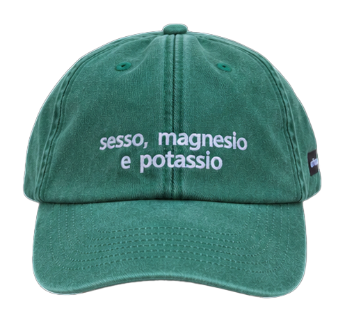 Cappello verde Offmode con la frase "sesso, magnesio e potassio" ricamata