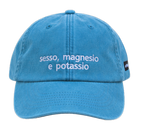 Cappello azzurro Offmode con la frase "sesso, magnesio e potassio" ricamata