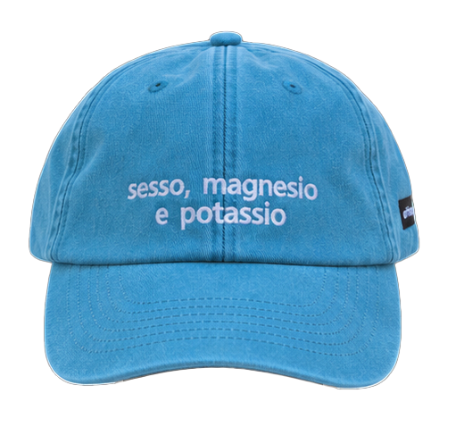 Cappello azzurro Offmode con la frase "sesso, magnesio e potassio" ricamata