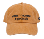 Cappello senape Offmode con la frase "sesso, magnesio e potassio" ricamata