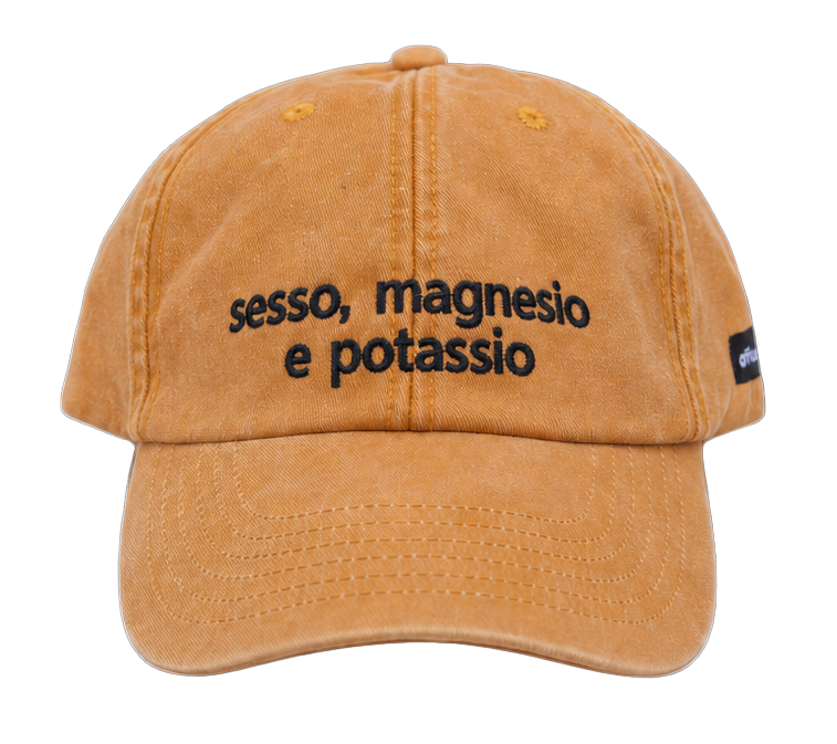 Cappello senape Offmode con la frase "sesso, magnesio e potassio" ricamata
