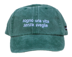Cappello verde Offmode con la frase "sogno una vita senza sveglia" ricamata