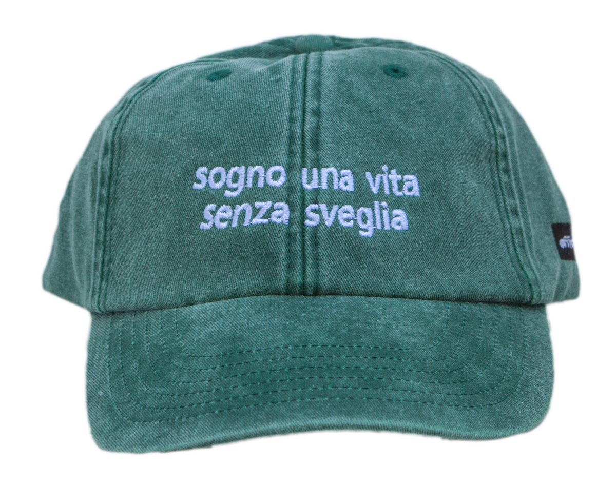 Cappello verde Offmode con la frase "sogno una vita senza sveglia" ricamata