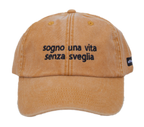 Cappello senape Offmode con la frase "sogno una vita senza sveglia" ricamata