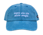 Cappello azzurro Offmode con la frase "sogno una vita senza sveglia" ricamata