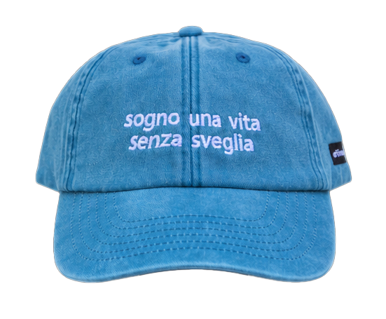 Cappello azzurro Offmode con la frase "sogno una vita senza sveglia" ricamata