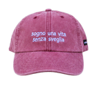 Cappello bordeaux Offmode con la frase "sogno una vita senza sveglia" ricamata