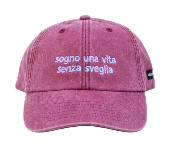 Cappello bordeaux Offmode con la frase "sogno una vita senza sveglia" ricamata