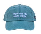 Cappello salvia Offmode con la frase "sogno una vita senza sveglia" ricamata