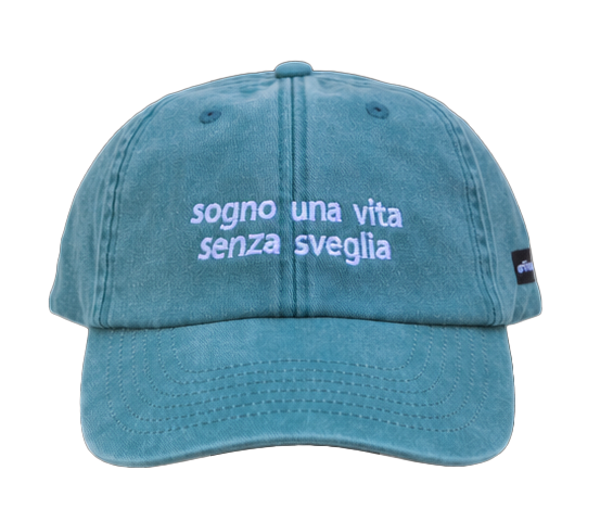 Cappello salvia Offmode con la frase "sogno una vita senza sveglia" ricamata
