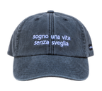 Cappello nero Offmode con la frase "sogno una vita senza sveglia" ricamata