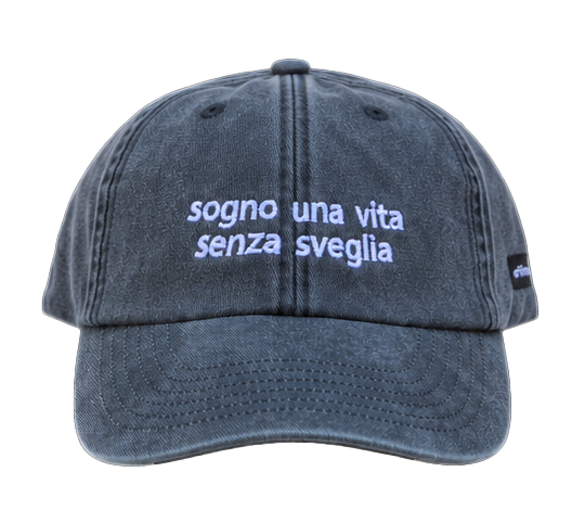 Cappello nero Offmode con la frase "sogno una vita senza sveglia" ricamata