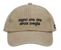 Cappello beige Offmode con la frase "sogno una vita senza sveglia" ricamata