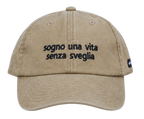 Cappello beige Offmode con la frase "sogno una vita senza sveglia" ricamata