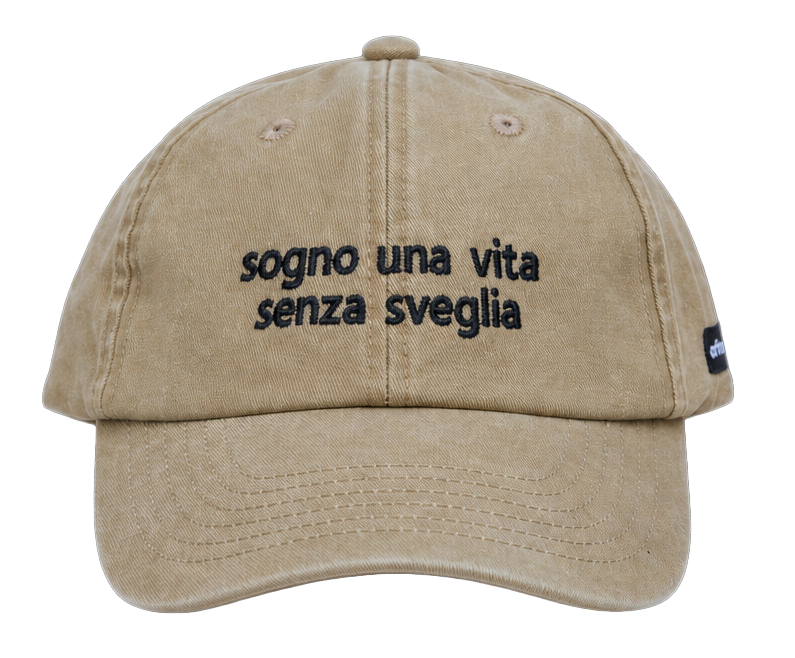 Cappello beige Offmode con la frase "sogno una vita senza sveglia" ricamata