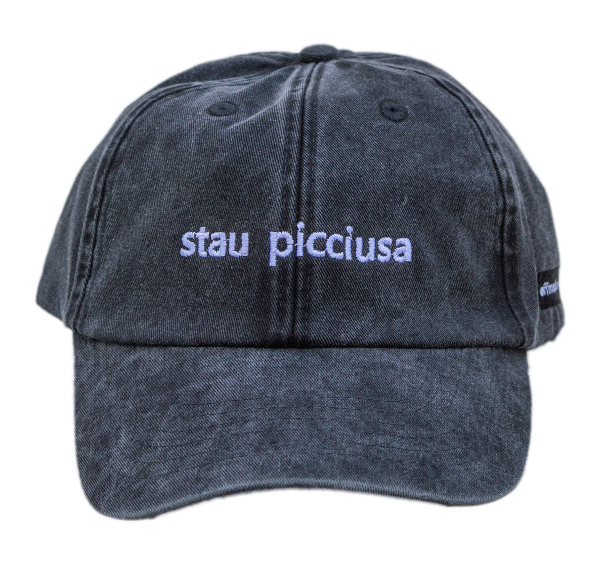 Cappello nero Offmode con la frase salentina "stau picciusa" ricamata