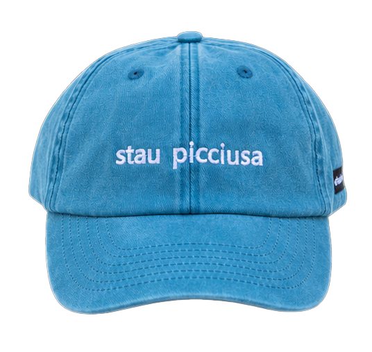 Cappello azzurro Offmode con la frase salentina "stau picciusa" ricamata
