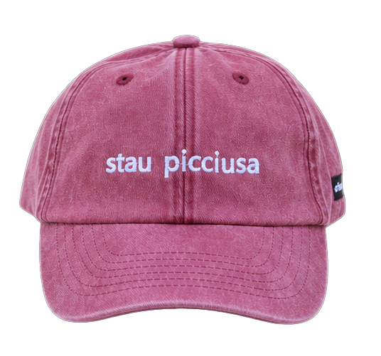 Cappello bordeaux Offmode con la frase salentina "stau picciusa" ricamata
