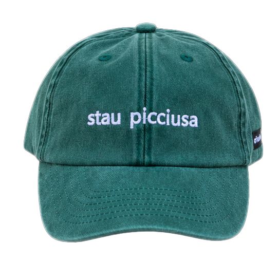 Cappello verde Offmode con la frase salentina "stau picciusa" ricamata
