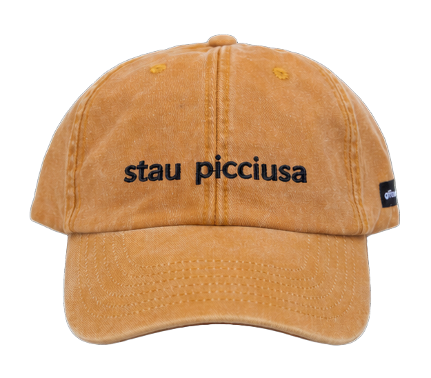 Cappello senape Offmode con la frase salentina "stau picciusa" ricamata