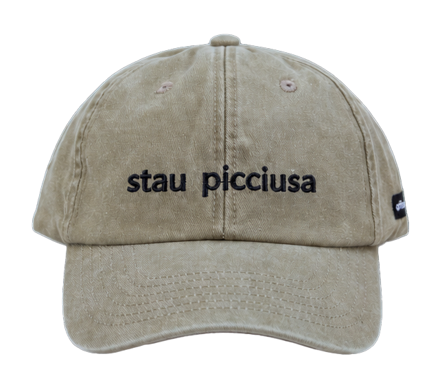 Cappello beige Offmode con la frase salentina "stau picciusa" ricamata
