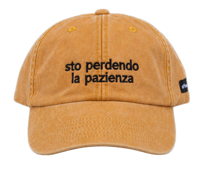 Cappello senape Offmode con la frase "sto perdendo la pazienza" ricamata