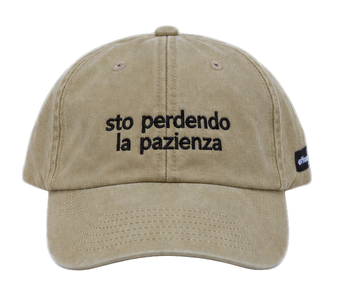 Cappello beige Offmode con la frase "sto perdendo la pazienza" ricamata