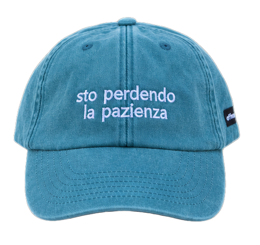 Cappello salvia Offmode con la frase "sto perdendo la pazienza" ricamata