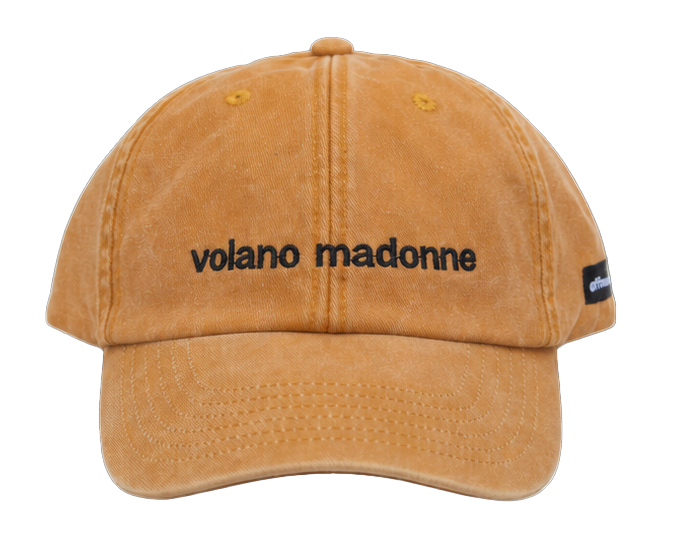 Cappello senape Offmode con la frase "volano madonne" ricamata