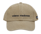 Cappello beige Offmode con la frase "volano madonne" ricamata