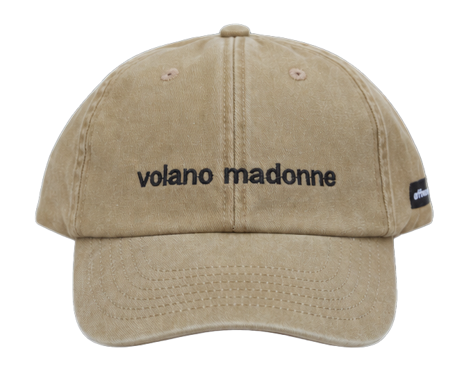 Cappello beige Offmode con la frase "volano madonne" ricamata