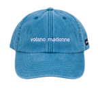 Cappello azzurro Offmode con la frase "volano madonne" ricamata
