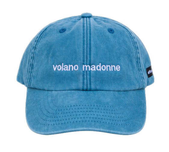 Cappello azzurro Offmode con la frase "volano madonne" ricamata