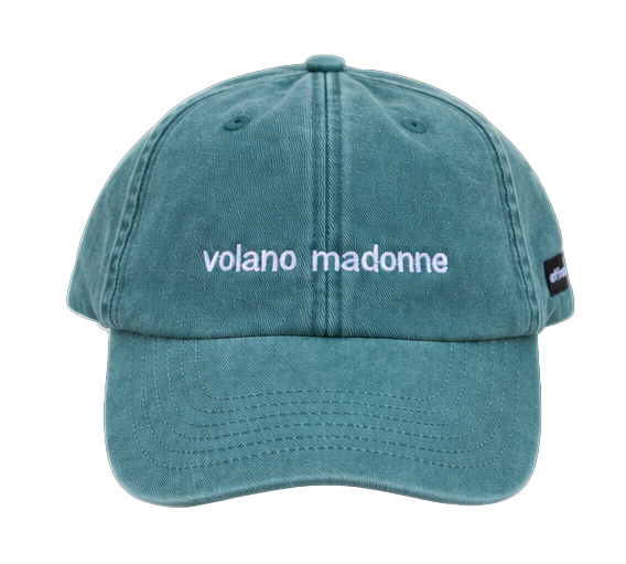Cappello salvia Offmode con la frase "volano madonne" ricamata