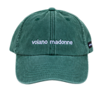 Cappello verde Offmode con la frase "volano madonne" ricamata