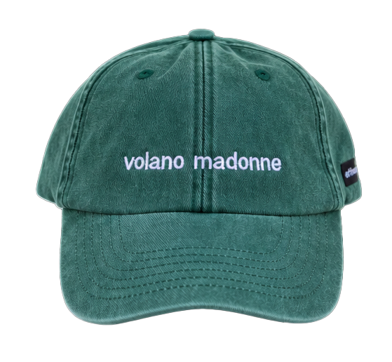 Cappello verde Offmode con la frase "volano madonne" ricamata