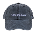 Cappello nero Offmode con la frase "volano madonne" ricamata