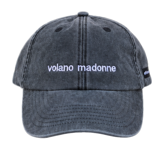Cappello nero Offmode con la frase "volano madonne" ricamata